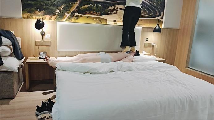 【爱秀套图】【啦啦啦】新开发的学生s爬山后超暴力跳踩 ACYC-4127