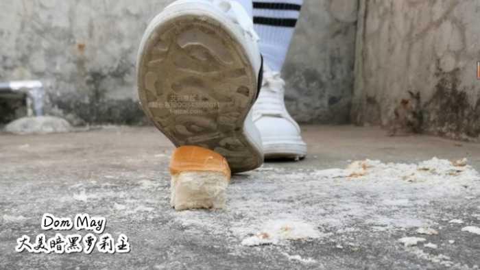 【爱秀套图】麦昆小白鞋踩面包（双视角拍摄） YC-250110