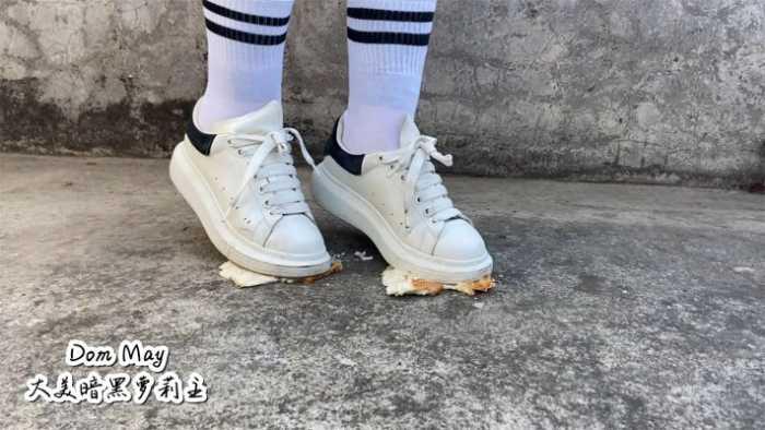 【爱秀套图】麦昆小白鞋踩面包（双视角拍摄） YC-250110