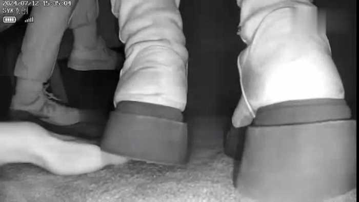 【爱秀套图】B753 – 无意识黑色长靴美女后伸踩全手 bf49171