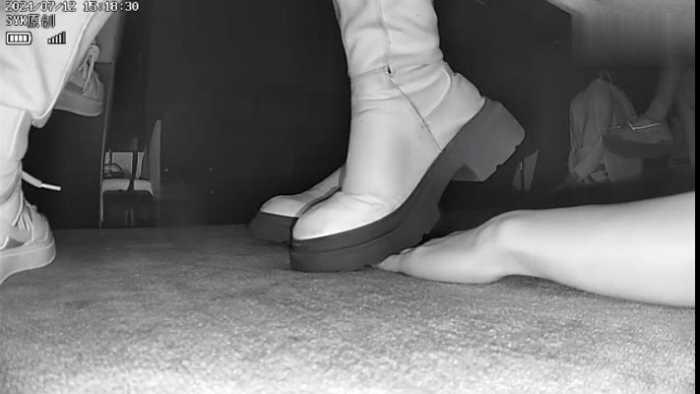 【爱秀套图】B753 – 无意识黑色长靴美女后伸踩全手 bf49171