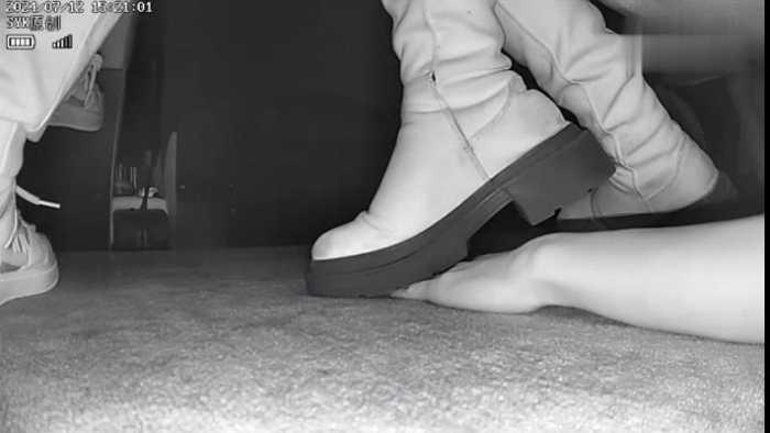 【爱秀套图】B753 – 无意识黑色长靴美女后伸踩全手 bf49171