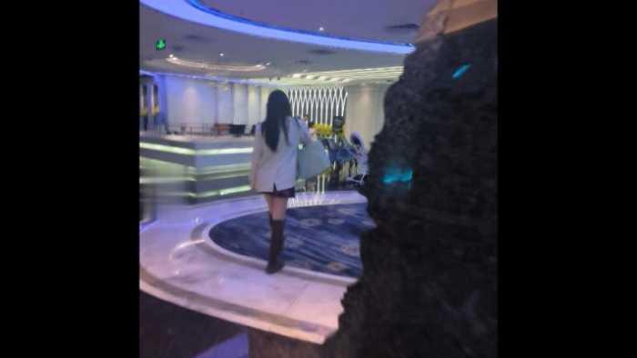 【爱秀套图】B753 – 无意识黑色长靴美女后伸踩全手 bf49171