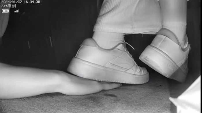 【爱秀套图】B756 – 无意识情侣李宁板鞋前中期完全无视踩全手+后期察觉探手 bf49207