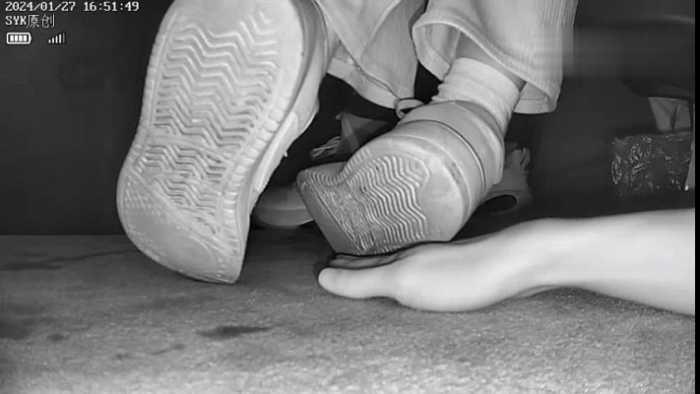 【爱秀套图】B756 – 无意识情侣李宁板鞋前中期完全无视踩全手+后期察觉探手 bf49207