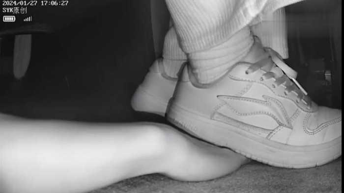 【爱秀套图】B756 – 无意识情侣李宁板鞋前中期完全无视踩全手+后期察觉探手 bf49207