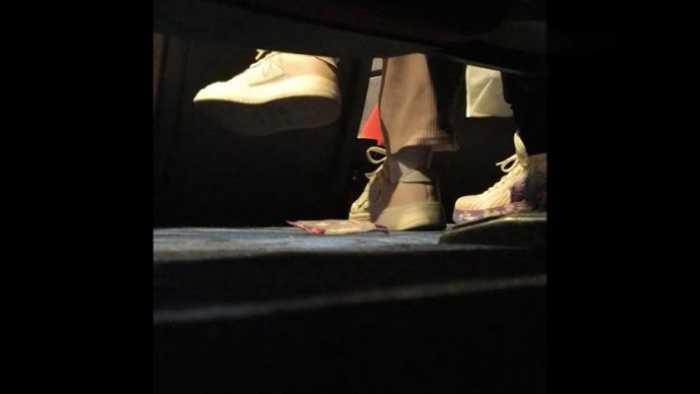 【爱秀套图】B756 – 无意识情侣李宁板鞋前中期完全无视踩全手+后期察觉探手 bf49207