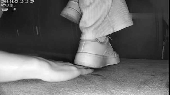 【爱秀套图】B756 – 无意识情侣李宁板鞋前中期完全无视踩全手+后期察觉探手 bf49207