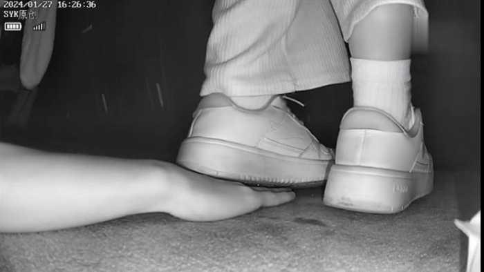 【爱秀套图】B756 – 无意识情侣李宁板鞋前中期完全无视踩全手+后期察觉探手 bf49207