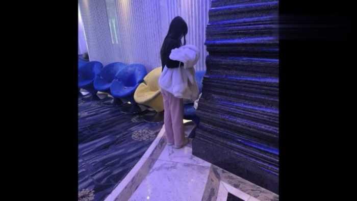 【爱秀套图】B756 – 无意识情侣李宁板鞋前中期完全无视踩全手+后期察觉探手 bf49207