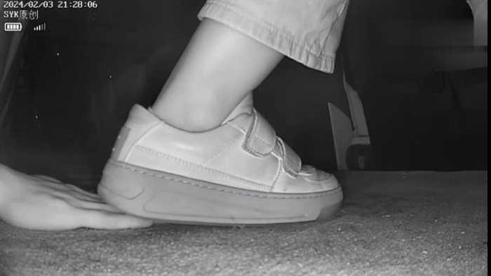 【爱秀套图】B757 – 无意识平底白鞋小姐姐多次察觉踩手 bf49208