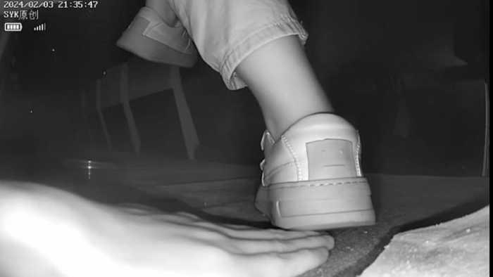 【爱秀套图】B757 – 无意识平底白鞋小姐姐多次察觉踩手 bf49208