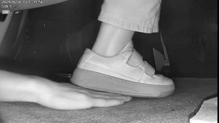 【爱秀套图】B757 – 无意识平底白鞋小姐姐多次察觉踩手 bf49208