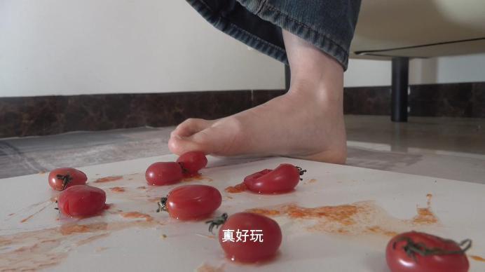 【爱秀套图】【南国原创】魔女婷S脚下羞辱虐玩，第一人称羞辱，脚下踩人剧情！ YC-250115-7