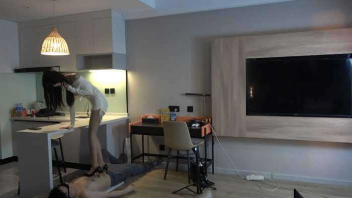 【爱秀套图】【曼曼】高跟踩踏惩罚跟踪者 YC-250117-11