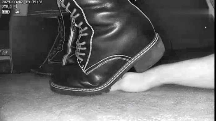 【爱秀套图】B759 – 无意识情侣缠绵多动低跟马丁短靴小姐姐踩全手 bf49211