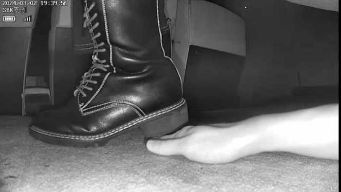 【爱秀套图】B759 – 无意识情侣缠绵多动低跟马丁短靴小姐姐踩全手 bf49211