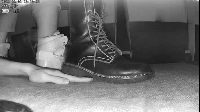 【爱秀套图】B759 – 无意识情侣缠绵多动低跟马丁短靴小姐姐踩全手 bf49211