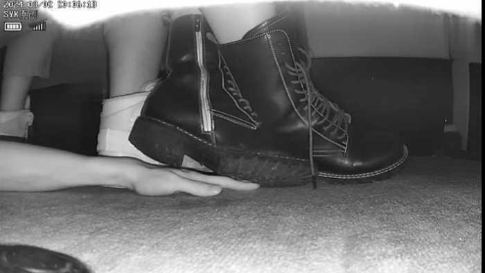 【爱秀套图】B759 – 无意识情侣缠绵多动低跟马丁短靴小姐姐踩全手 bf49211