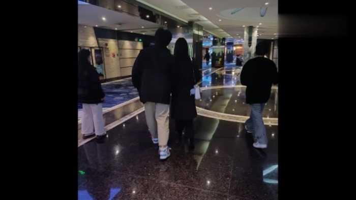 【爱秀套图】B759 – 无意识情侣缠绵多动低跟马丁短靴小姐姐踩全手 bf49211