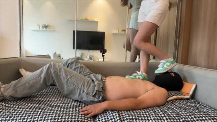 【爱秀套图】【小鲨鱼殿下】运动鞋全体重踩手踩踏插嘴 YC-250117-4