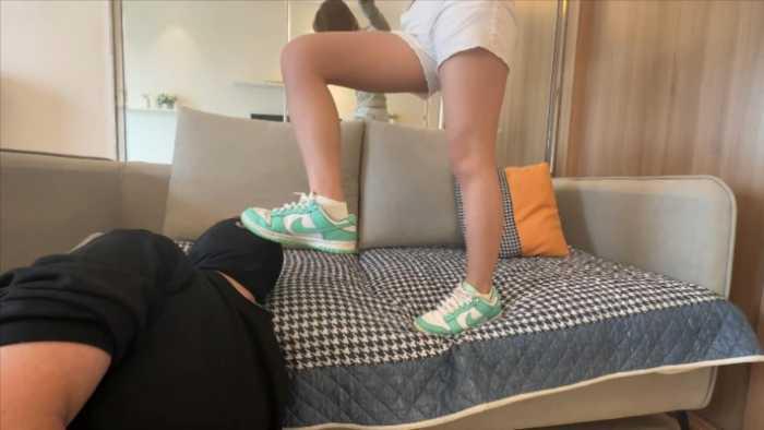 【爱秀套图】【小鲨鱼殿下】运动鞋全体重踩手踩踏插嘴 YC-250117-4