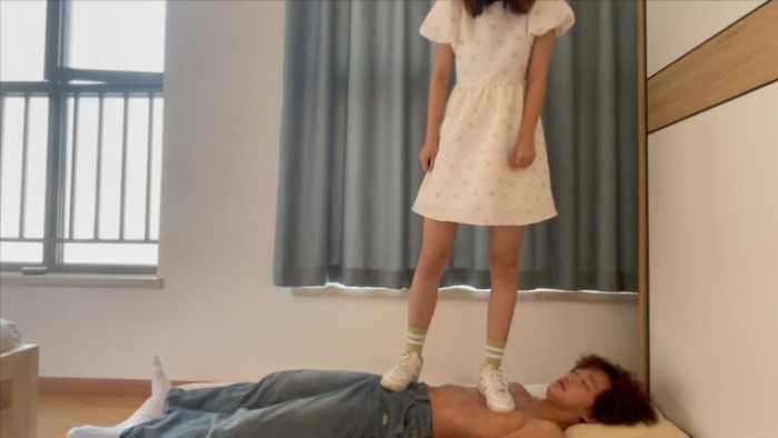 【爱秀套图】【无双Sama】日常踩踏让狗子清理鞋底 YC-250117-6