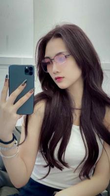 【爱秀套图】露脸精神小妹肉丝短牛仔裤马丁靴羞辱母胎SOLO男恋足闻脚 YC-250117-9