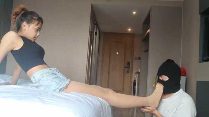 【爱秀套图】露脸精神小妹肉丝短牛仔裤马丁靴羞辱母胎SOLO男恋足闻脚 YC-250117-9