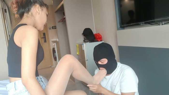 【爱秀套图】露脸精神小妹肉丝短牛仔裤马丁靴羞辱母胎SOLO男恋足闻脚 YC-250117-9