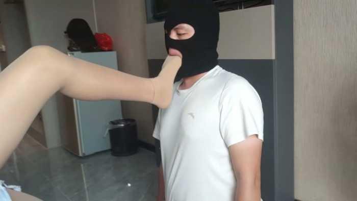 【爱秀套图】露脸精神小妹肉丝短牛仔裤马丁靴羞辱母胎SOLO男恋足闻脚 YC-250117-9