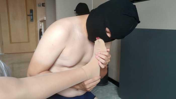 【爱秀套图】露脸精神小妹肉丝短牛仔裤马丁靴羞辱母胎SOLO男恋足闻脚 YC-250117-9