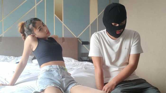 【爱秀套图】露脸精神小妹肉丝短牛仔裤马丁靴羞辱母胎SOLO男恋足闻脚 YC-250117-9