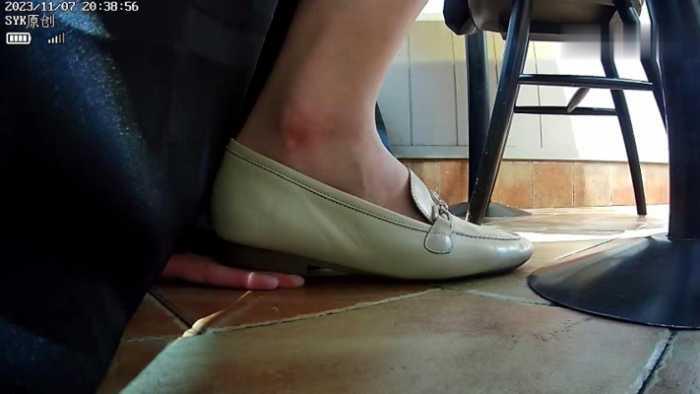 【爱秀套图】B765 – 无意识KFC桌下单鞋踩手 bf49293