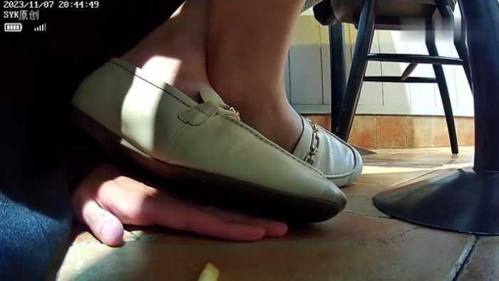 【爱秀套图】B765 – 无意识KFC桌下单鞋踩手 bf49293