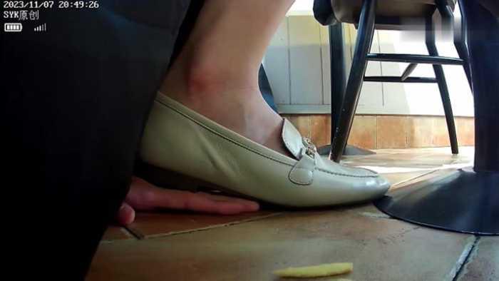 【爱秀套图】B765 – 无意识KFC桌下单鞋踩手 bf49293