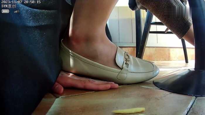 【爱秀套图】B765 – 无意识KFC桌下单鞋踩手 bf49293