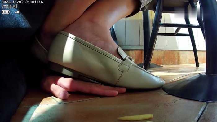 【爱秀套图】B765 – 无意识KFC桌下单鞋踩手 bf49293