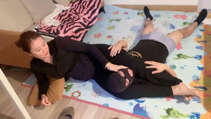 【爱秀套图】『高兴儿』和妹妹二搭腿绞视频 YC-250117-12