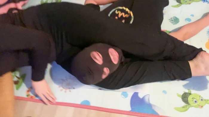 【爱秀套图】『高兴儿』和妹妹二搭腿绞视频 YC-250117-12