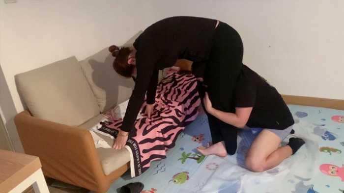 【爱秀套图】『高兴儿』和妹妹二搭腿绞视频 YC-250117-12