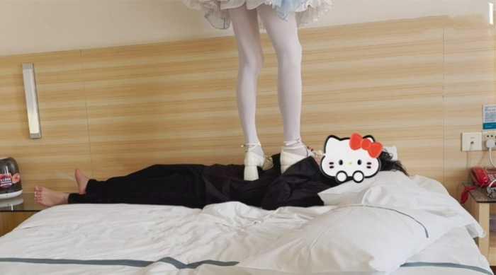 【爱秀套图】【喵咔】绫华高跟鞋兔子鞋全体重踩踏踩脖踩脸踩人 cos cosplay ACYC-4163