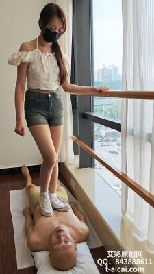 【爱秀套图】泡芙妹妹白匡威踩踏毯子 YC-250118-3