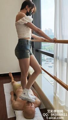 【爱秀套图】泡芙妹妹白匡威踩踏毯子 YC-250118-3