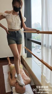 【爱秀套图】泡芙妹妹白匡威踩踏毯子 YC-250118-3