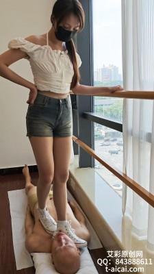 【爱秀套图】泡芙妹妹白匡威踩踏毯子 YC-250118-3