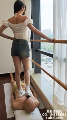 【爱秀套图】泡芙妹妹白匡威踩踏毯子 YC-250118-3