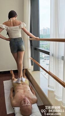 【爱秀套图】泡芙妹妹白匡威踩踏毯子 YC-250118-3