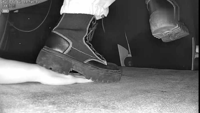 【爱秀套图】B767 – 无意识小姐姐粗跟短靴全程翘腿踩手 bf49296