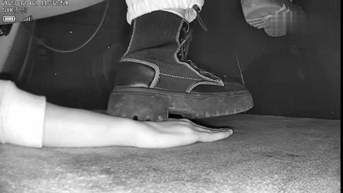 【爱秀套图】B767 – 无意识小姐姐粗跟短靴全程翘腿踩手 bf49296